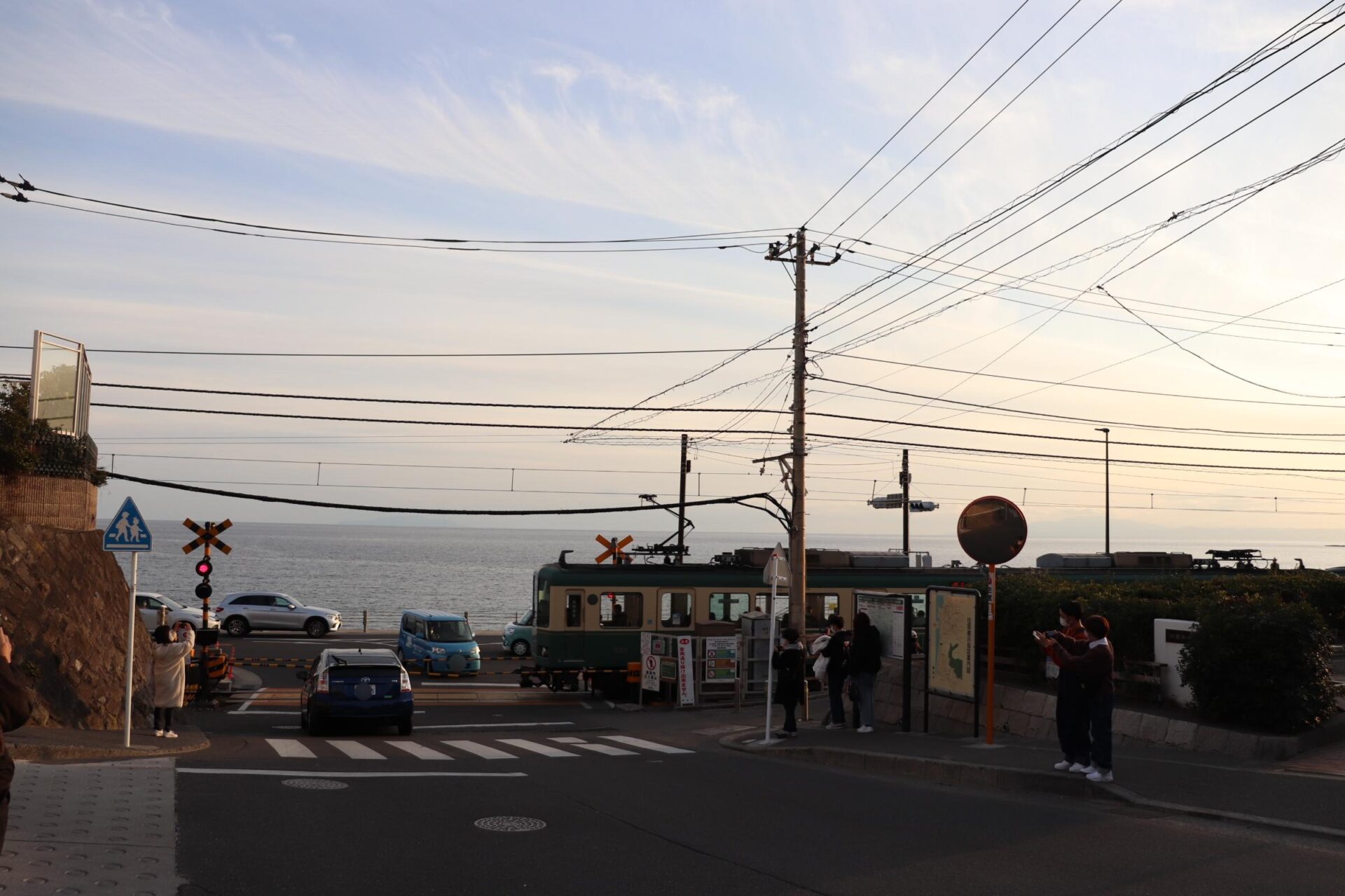 スラムダンク アニメop登場の 踏切 紹介 江ノ島 と 江ノ電 を同時に味わえる 鎌倉高校前駅 周辺 In鎌倉 多趣味ブログ スラムダンク アニメop登場の 踏切 紹介 江ノ島 と 江ノ電 を同時に味わえる 鎌倉高校前駅 周辺 In鎌倉 多趣味ブログ